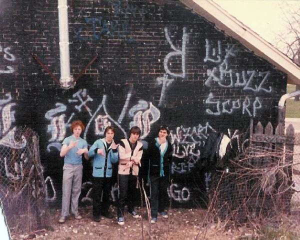 Kilbourn Park powerhouse mural with Gaylords in front 